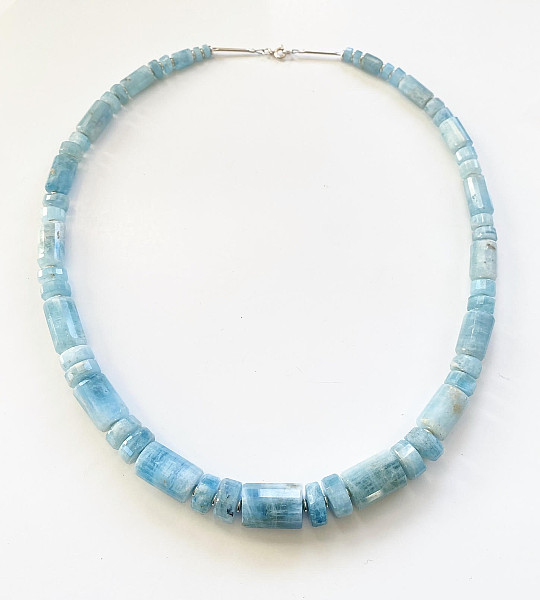 Neshka - blue stone necklace